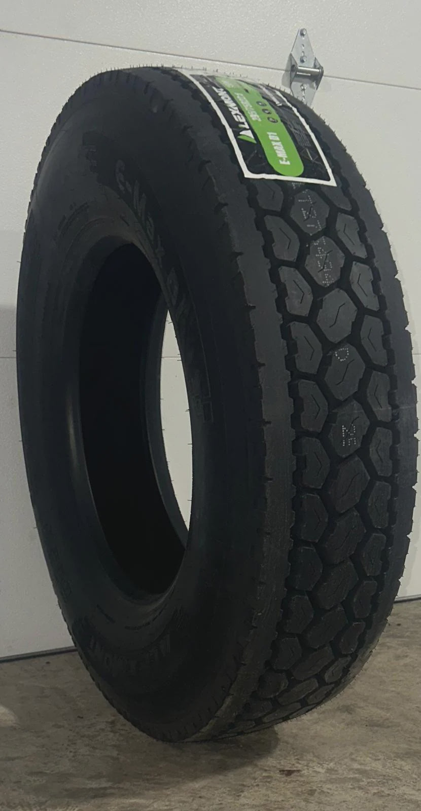 LEXMONT 295/75R22.5 DRIVE / Tires